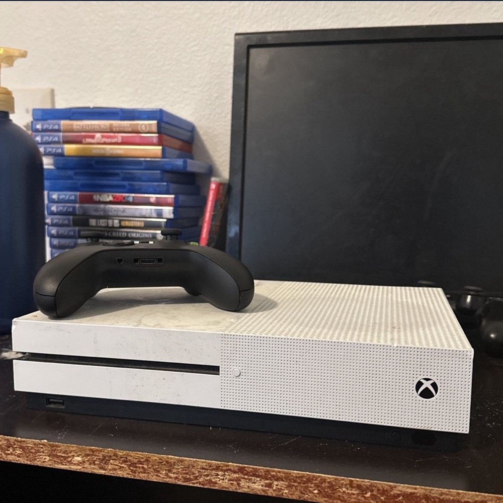 Xbox 1 comes with black controller and madden 23 game